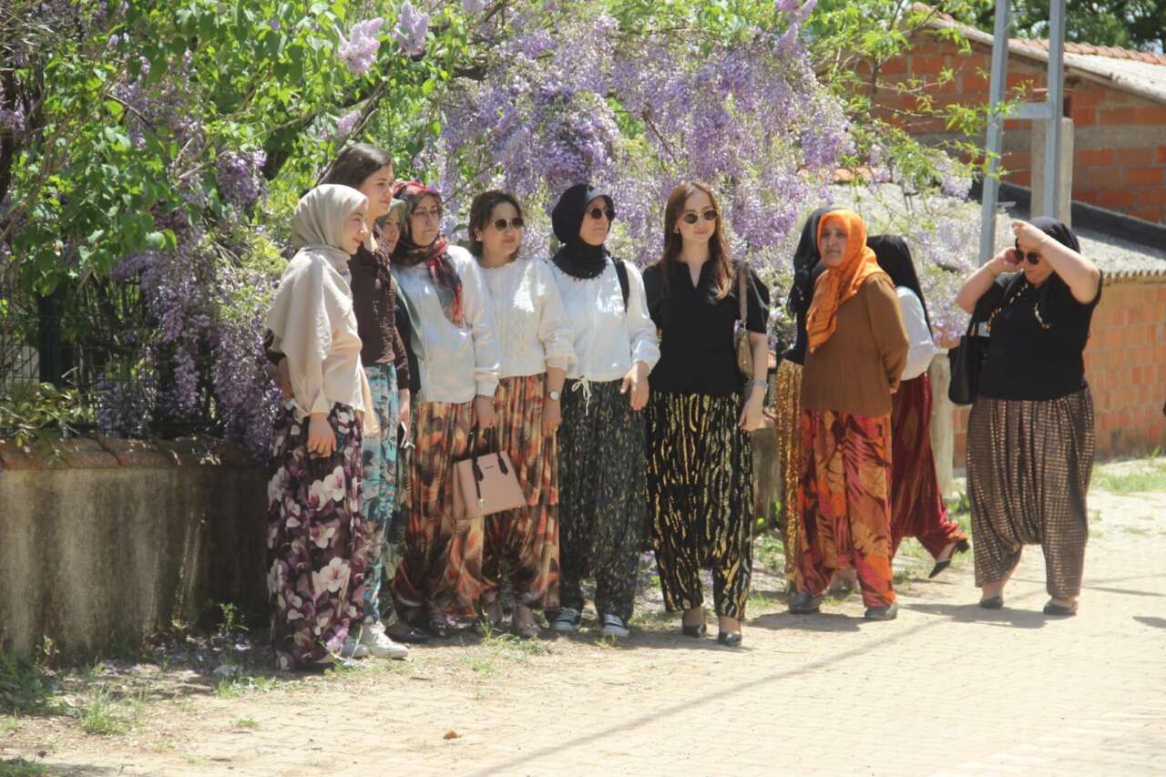 İlginç gelenek! Eş arayan gençler bu sokağa koşuyor 8